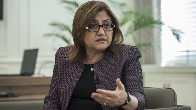 <p>AK Parti Genel Merkez Kadın Kolları Başkanlığında bir dönem Teşkilattan Sorumlu Başkan Yardımcılığı, bir dönem de Siyasi İşlerden Sorumlu başkan Yardımcılığını üstlendi.</p>
<p>2007 yılında AK Parti Genel Merkez Kadın Kolları başkanı olarak görev aldı.</p>
<p>2011 seçimleri sonrasında Aile ve Sosyal Politikalar Bakanlığının kurucu bakanı olarak görevlendirildi.</p>
<p>Evli ve iki çocuk annesi olan Fatma Şahin 30 Mart 2014 yerel seçimleri ile kazandığı Gaziantep Büyükşehir Belediye Başkanlığı görevini sürdürmektedir. Şahin, Asya Belediye Başkanları Birliği ve UCLG-MEWA Başkanlığını da yürütmektedir.</p>