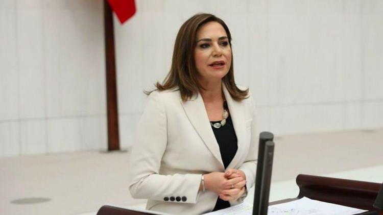<p><strong>CANDAN YÜCEER KİMDİR?</strong></p>
<p>1973 doğumludur.</p>
<p>Tıp Doktoru; Gazi Üniversitesi Tıp Fakültesini bitirdi.</p>
<p> </p>