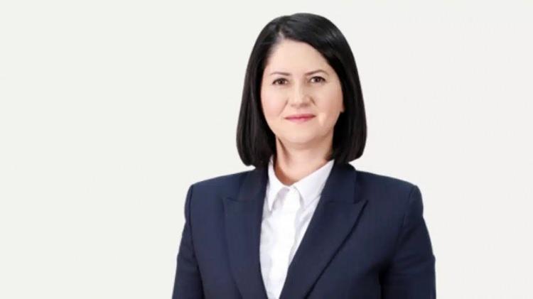 <p><strong>FİLİZ GENCAN AKIN KİMDİR?</strong><br />
İki çocuklu Edirneli bir ailenin büyük kızı olarak 1983 yılında Edirne ili, Merkez ilçesinde doğdu. Eşi İnanç Gönenç Akın Edirne’de mimarlık mesleğini icra etmektedir. İlkokul eğitimimi Kurtuluş İlköğretim Okulu’nda, Ortaokul ve Lise eğitimimi Edirne Yıldırım Beyazıt Anadolu Lisesi’nde tamamladı.</p>
<p></p>