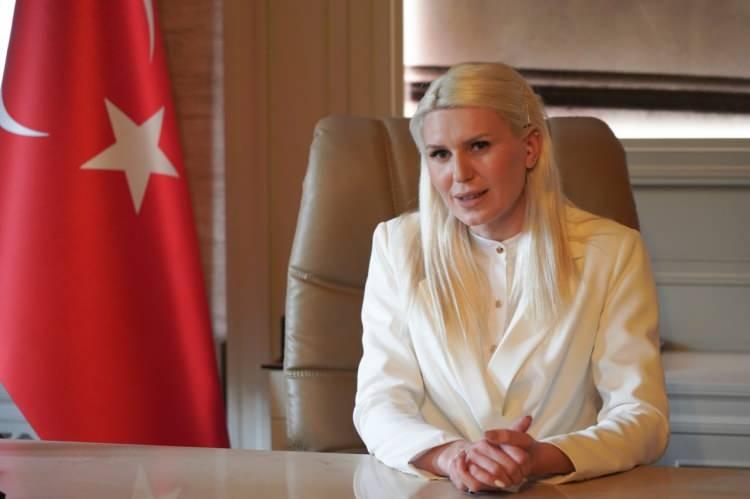<p>Melek Mızrak Subaşı, mezun olduktan sonra Mimarlar Odası Üyeliğine kabul edildi ve 4 yıl boyunca kendisine ait mimarlık ofisinde mesleğini icra etti.</p>
<p> </p>