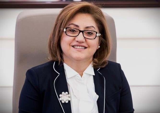 <p>AK Parti Genel Merkez Kadın Kolları Başkanlığında bir dönem Teşkilattan Sorumlu Başkan Yardımcılığı, bir dönem de Siyasi İşlerden Sorumlu başkan Yardımcılığını üstlendi.</p>

<p>2007 yılında AK Parti Genel Merkez Kadın Kolları başkanı olarak görev aldı.</p>

<p>2011 seçimleri sonrasında Aile ve Sosyal Politikalar Bakanlığının kurucu bakanı olarak görevlendirildi.</p>

<p>Evli ve iki çocuk annesi olan Fatma Şahin 30 Mart 2014 yerel seçimleri ile kazandığı Gaziantep Büyükşehir Belediye Başkanlığı görevini sürdürmektedir. Şahin, Asya Belediye Başkanları Birliği ve UCLG-MEWA Başkanlığını da yürütmektedir.</p>
