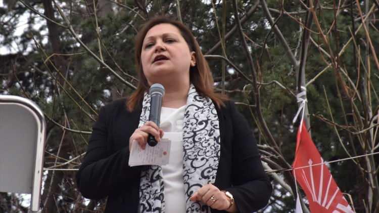 <p>BURCU KÖKSAL KİMDİR?</p>
<p>Burcu Köksal, öğretmen bir ailenin çocuğu olarak 18 Ocak 1980 tarihinde Afyonkarahisar'da doğdu.</p>
<p>İlk, orta ve lise öğrenimini Afyonkarahisar'da tamamlamasının arından 2002 yılında İstanbul Üniversitesi Hukuk Fakültesinden mezun oldu.</p>
<p>8 Mart 2004 tarihinde Afyonkarahisar'da avukat olarak çalışmaya başladı.</p>
<p>Evli ve bir çocuk annesi olan Köksal, orta düzeyde İngilizce bilmektedir.</p>