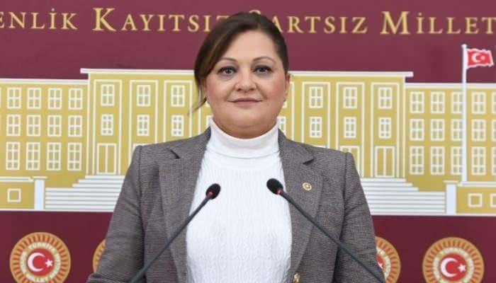 <p><strong>SİYASİ KARİYERİ</strong></p>
<p>Atatürkçü Düşünce Derneği başta olmak üzere çeşitli sivil toplum örgütlerine üye olan Köksal, 2007 yılında Cumhuriyet Halk Partisi (CHP) Afyonkarahisar İl Kadın Kolları Başkanlığı yaptı.</p>
<p>Haziran 2015 ve Kasım 2015 Türkiye genel seçimleri'nde CHP Afyonkarahisar milletvekili olarak meclise girdi.</p>
<p>2018 Türkiye genel seçimleri öncesinde 14 CHP'li milletvekili ile mecliste grup kurabilmesi için İYİ Parti'ye geçti.</p>