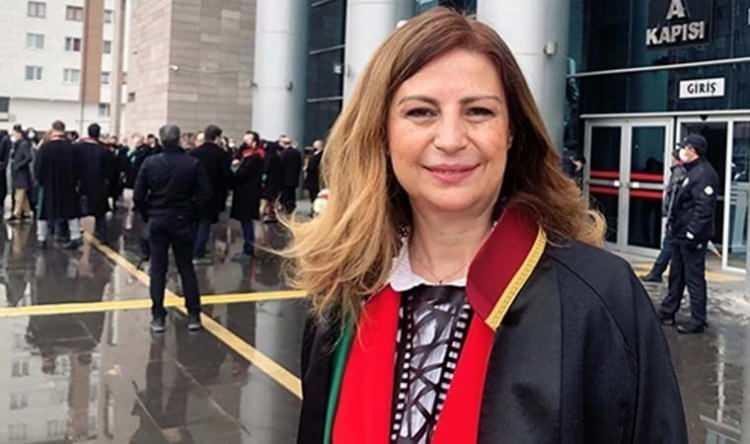<p>AYŞE ÜNLÜCE KİMDİR?</p>
<p>1970 yılında Eskişehir'de dünyaya gelen Ayşe Ünlüce, Dokuz Eylül Üniversitesi Hukuk Fakültesi'nden mezun oldu.</p>