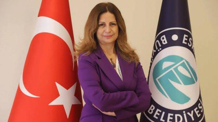 <p>Bir süre Adalet Bakanlığı bünyesinde hâkim olarak görev yapan Ünlüce, 2016 yılında Eskişehir Büyükşehir Belediyesi’ne 1. Hukuk Müşaviri olarak atandı ve 2018 yılından bu yana da Genel Sekreterlik görevindeydi. </p>
<p> </p>
