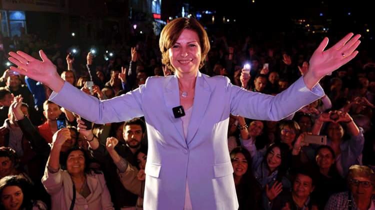 <p>2 çocuk annesi olan Ayşe Ünlüce, geçtiğimiz yıl hayatını kaybeden Eskişehir Büyükşehir Belediyesi Başkan Vekili Av. Aydın Ünlüce’nin de eşiydi.</p>
<p> </p>