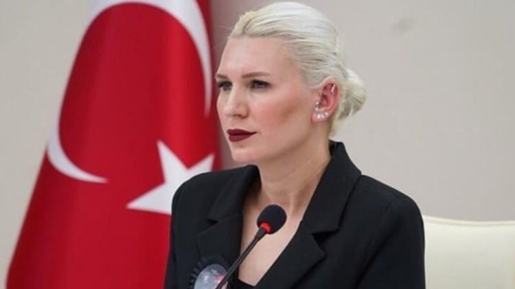 <p>MELEK MIZRAK SUBAŞI KİMDİR?</p>
<p>Melek Mızrak Subaşı 1988 yılında Bulgaristan’da doğdu. İlk ve Orta Öğrenimini Edebali İlköğretim Okulunda liseyi Bilecik Anadolu Lisesinde tamamladı. Daha sonra Bulgaristan Sofya Yüksek İnşaat Mimarlık ve Jeoloji Üniversitesinde Mimarlik üzerine Lisansını tamamlayan Melek Mızrak Subaşı, aynı üniversitede tezli yüksek lisansını tamamlayarak, Bulgaristan Mimarlar Birliği tarafından ödüle layık görüldü.</p>