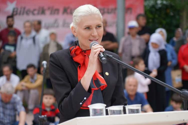 <p>DEM Parti'den Diyarbakır'da Ayşe Serra Bucak Küçük, </p>
<p> </p>
<p> </p>