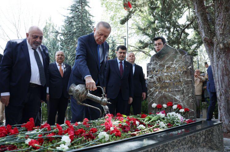 <p>Duaların ardından Cumhurbaşkanı Erdoğan, Türkeş'in kabrine kırmızı beyaz karanfiller bıraktı.</p>
