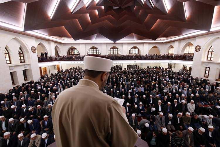 <p>Kadir Gecesi Kur’ân’da belirtildiğine göre, içerisinde bu gecenin bulunmadığı bin aydan daha hayırlıdır. Kur’ân, Ramazan ayında (el-Bakara, 2/185) ve bu gecede indirilmiştir (el-Kadr, 97/1). Kadir Gecesinin Ramazan ayında olduğu kesindir. Ancak hangi güne tekabül ettiği konusunda farklı rivâyetler vardır.</p>
<p> </p>