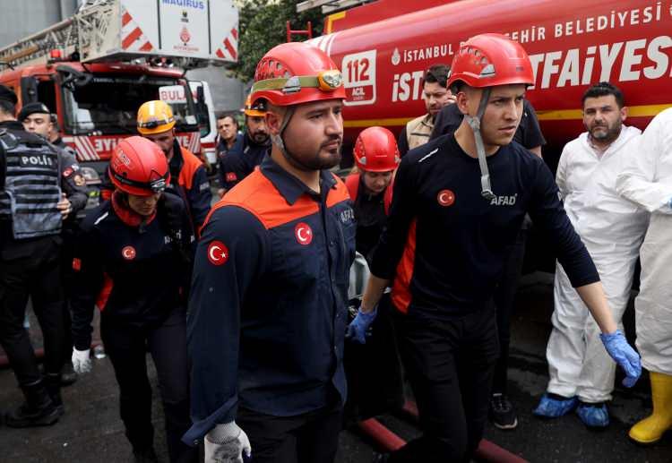 <p>İstanbul Valisi Davut G&uuml;l, yangında haya- tını kaybeden iş&ccedil;ilerin ailelerine taziye ziyaretinde bulundu. Vali G&uuml;l, su&ccedil;luların adalete hesap vereceğini s&ouml;yledi.</p>

<p>&nbsp;</p>
