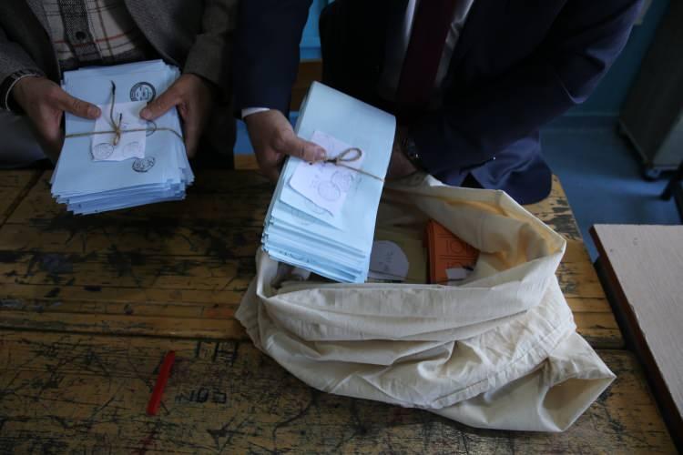 <p>Belediye meclisi üyelerine, meclis ve komisyon toplantılarına katıldıkları her gün için huzur hakkı ödeniyor.</p>

<p>Günlük huzur hakkı tutarı, belediye başkanının brüt ödeneğinin günlük tutarının 3’te 1’ini geçmiyor.</p>
