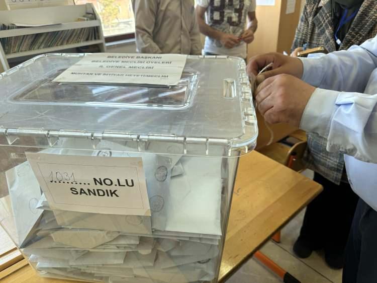 <p>Huzur hakkı belediye meclisleri tarafından belirleniyor.</p>

<p>Hesaplanan brüt tutar üzerinden gelir vergisi ve damga vergisi kesiliyor.</p>

<p>Belediye encümeni başkan ve üyelerine, nüfusu 10 bin'e kadar olan belediyelerde 2 bin belediyelerde 4 bin 565 TL ve 200 bin 1'in üzerinde olan belediyelerde ise 5 bin 707 TL tutarında aylık brüt ödenek veriliyor.</p>
