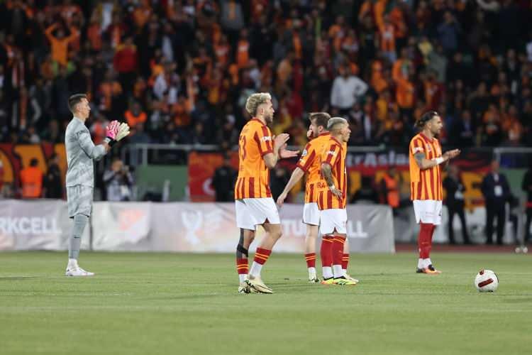 <p>Galatasaray ise Süper Kupa karşılaşması için Şanlıurfa’ya dün tam kadro geldi.<br />
<br />
Sarı-kırmızılılar müsabakaya; Fernando Muslera, Kaan Ayhan, Victor Nelsson, Abdülkerim Bardakcı, Derrick Köhn, Lucas Torreira, Berkan Kutlu, Barış Alper Yılmaz, Dries Mertens, Kerem Aktürkoğlu ve Mauro Icardi 11'i ile başladı.</p>
