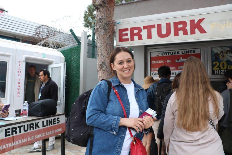 <p>Bursa'dan gelen ve Yunanistan adalarına ilk kez gidecek olan Ela Aşık ise "İlk defa kapı vizesi uygulamasından yararlanacağız. Uygulama evrakları çok kolay toplanıyor. Daha önceden belirli bir evrak toplamamız gerekiyor ama çok fazla değil. Bir iki evrak toplayıp başvurduğunuz takdirde çıkacağını söylediler. Çok heyecanlıyız. Bu uygulama ile en azından bayramdan iki gün önce biz işlemlerimizi halledip tatilimizi yapabiliyoruz. Farklı yerler görebiliyoruz. Güzel bir uygulama oldu" diye konuştu.</p>
