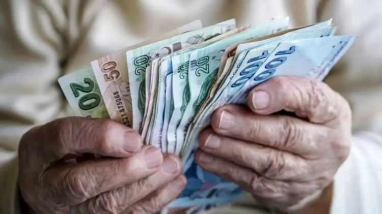 <p><strong>AYRICA OKUYUN:</strong></p>
<p> </p>
<p><span style="color:#B22222"><strong>SGK UZMANI TARİH VERDİ! 1 MİLYONDAN FAZLA EYT’Lİ DAHA EMEKLİ OLABİLİR</strong></span></p>
<p> </p>
