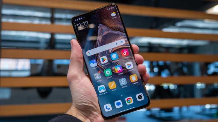 <p>Xiaomi 14’ün ekranı, bu yüksek performansı tamamlayıcı bir unsur olarak öne çıkıyor. 6,36 inç CrystalRes AMOLED ekran, dinamik 1-120Hz yenileme hızı ve HDR destekli yüksek çözünürlüğü ile oyun oynamaktan video izlemeye kadar her türlü içeriği canlı ve akıcı bir şekilde görüntülemeyi mümkün kılıyor.</p>
