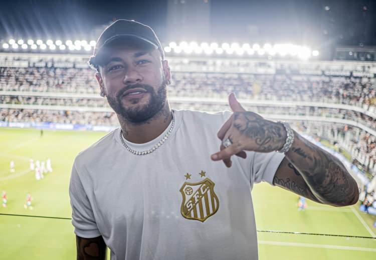 <p>Suudi Arabistan ekiplerinden Al-Hilal'de forma giyen Brezilyalı yıldız futbolcu Neymar hakkında flaş bir transfer iddiası ortaya atıldı.</p>
