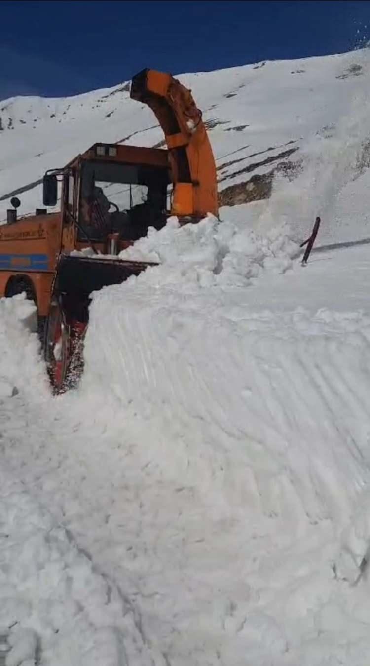 <p><strong>ÇIĞ RISKİ NEDENIYLE 3 AYDIR KAPALI TUTULAN VAN-BAHÇESARAY KARA YOLUNDA EKİPLERİN KARLA MÜCADELESİ</strong></p>
<p> </p>