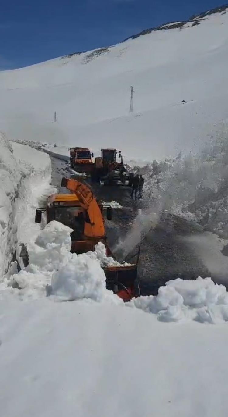 <p>ÇIĞ riski nedeniyle aralık ayından beri kapalı tutulan Van-Bahçesaray kara yolunda 1 hafta önce başlatılan karla mücadele çalışmasında ekipler, yolu ulaşıma açmak için kar tünellerini açarak ilerliyor.</p>
<p> </p>