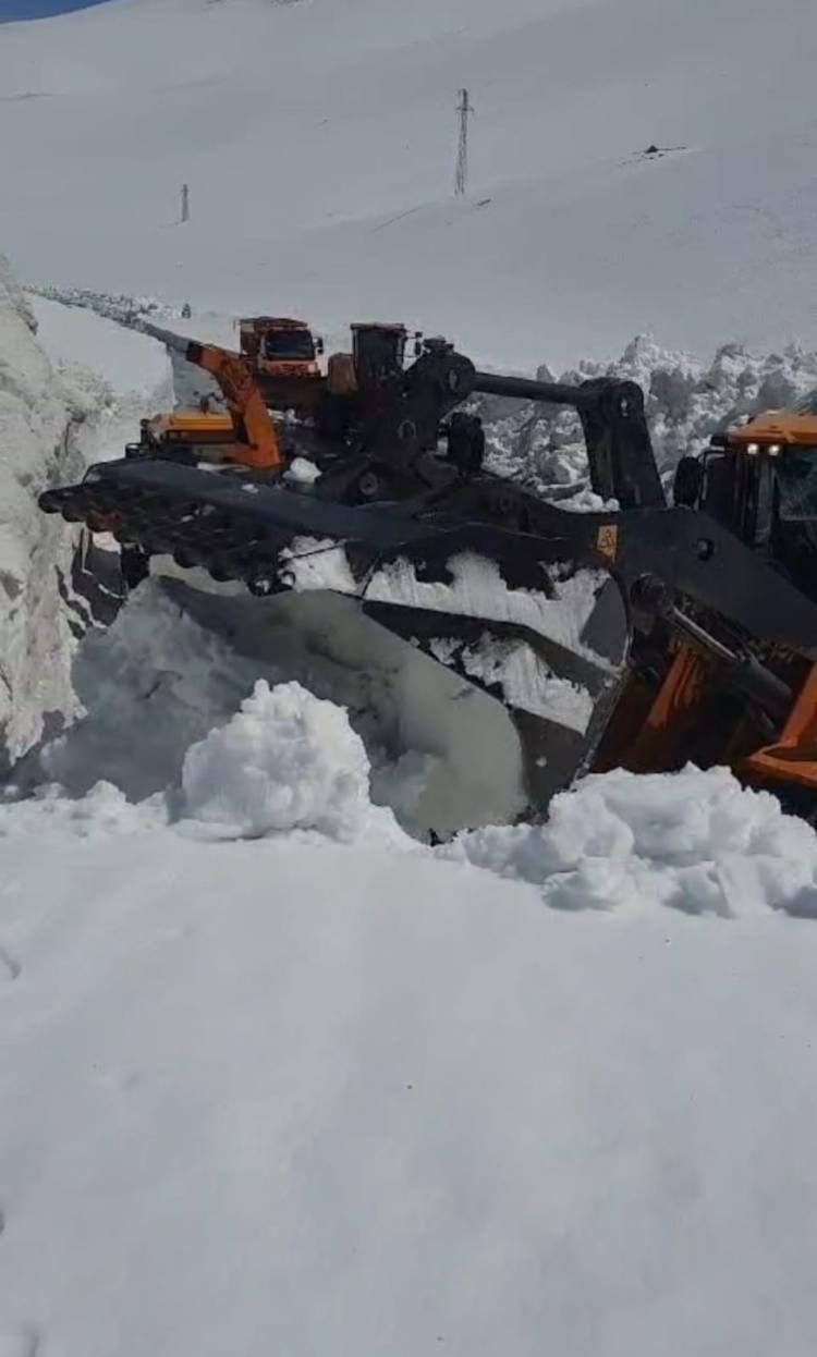 <p>Van-Bahçesaray kara yolunda 22 Aralık 2023'ten bu yana çığ riski nedeniyle ulaşıma kapatıldı. Bu süreçte birçok noktaya çığ düşerken, ilk çalışma 13 Şubat'ta yapıldı. Ancak risk nedeniyle çalışmalar durduruldu. </p>