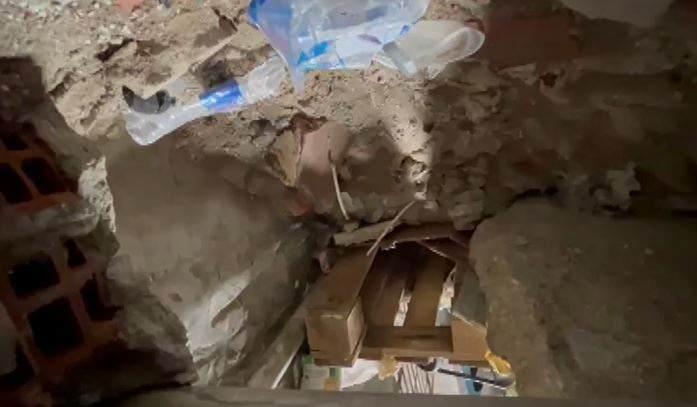<p>Döviz bürosunun ortağı Çağlar Kaya, "Bizim alarm sistemimiz darbe uyarısı veriyor. Saat 07.13'te bize uyarı geldi, kameradan kontrol ettik ama herhangi bir şey göremedik. İçeride hırsız beklerken kasanın arkasından girdikleri için bunu göremedik. Apar topar dükkana geldik. İçeride 5-6 saatlik bir zaman geçirmişler ve kaza kaza gelmişler. Çok şükür herhangi bir maddi hasarımız yok" dedi.</p>
<p> </p>
