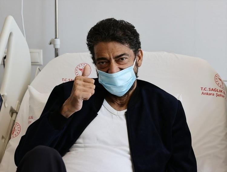 <p>Hakan taşıyan, organ naklinin kendisine umut ışı olduğunu belirterek, "Tekrar hayata döndüm. Yeni bir hayata başladım. Şifa bekleyen hastalara umut ışığı olalım. Bir organ bir hayattır, umutsuz insanlarımıza umut olalım. Gönülden sevindirelim. İnsanları tekrar hayata bağlayalım" şeklinde konuşmuştu.</p>