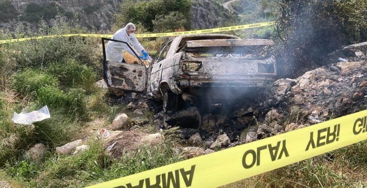 <p>Araştırmalarına devam eden ekipler, evden yaklaşık 4 kilometre mesafede bir aracın daha yandığını belirledi. </p>
