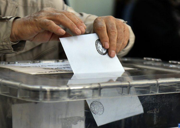 <p>Şimdi siyasi görüşümüz ne olursa olsun, milletimizin kararına saygı duyup, 86 milyon el birliği, akıl birliği ile aydınlık geleceğimize birlik ve beraberlik içinde yürüme zamanıdır.</p>