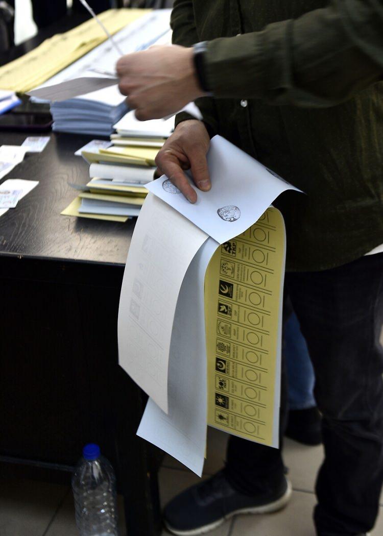 <p>Yerel yönetimlere kentlerde tüm vatandaşlarımız için yaşam kalitesinin iyileştirilmesi, iyi yönetişim ve etkin hizmet sunumuna yönelik çalışmalarında başarılar diliyoruz. Başta afet yönetimi olmak üzere tüm konularda merkezi yönetim ile yerel yönetimler arasında işbirliğinin güçlendiği bir dönem olmasını temenni ediyoruz.</p>
<p> </p>