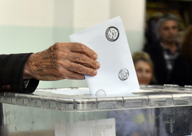 <p>Yerel seçimlerin ardından ekonomimizi, demokrasimizi ve hukuk sistemimizi güçlendirecek yapısal reformlara hızla odaklanarak daha gelişmiş, saygın, adil ve çevreci Türkiye hedefine ulaşmak üzere elbirliğiyle çalışmalıyız."</p>