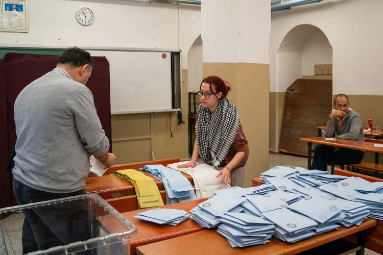 <p>Ülkemizin ekonomik hedeflerine hızla ulaşması, küresel ticaretteki yükselişini sürdürmesi, gelişen sanayisi ile beraber daha fazla istihdam sağlaması ve refahın dengeli dağılımı amacıyla yatırımlarla birlikte istikrarlı ve dengeli büyüyen bir Türkiye için daha fazla çalışmaya devam edeceğiz.</p>
<p><br />
<br />
Dış Ekonomik İlişkiler Kurulu (DEİK) olarak, tüm dünyaya yayılmış 152 İş Konseyimizle küresel ticaretin kalbinin attığı her coğrafyada ticari diplomasi faaliyetlerimizi artırarak sürdüreceğiz. Türk özel sektörünün gücünü dünyaya taşımak için gece gündüz demeden üretmenin, gönüllük esasıyla ülkesine değer katan üyelerimizle birlikte tek vücut olarak ülkemiz ve milletimiz için en iyisini yapmanın gayreti içinde olacağız.”</p>