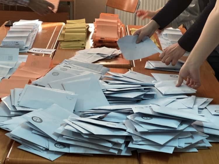 <p>MHP temsilcileri, İlçe Seçim Kuruluna başvurarak 8 bin 952 seçmenin kayıtlı olduğu 27 sandık için sonuçlara itiraz etti.</p>
<p>İlçe Seçim Kurulu, parti temsilcilerinin itirazını karara bağlayacak.</p>
<p>İtirazın ardından İlçe Seçim Kurulu’nda Gümüşhane Belediye Başkanlığı oy pusulalarının yeniden sayılmaya başlandığı belirtildi.</p>