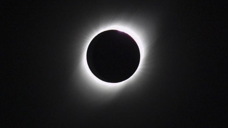 <p><strong>Kanada'nın Ontario eyaletindeki Niagara b&ouml;lgesinde,&nbsp;Niagara Şelaleleri'nin 8 Nisan'daki tam G&uuml;neş tutulmasının "en iyi g&ouml;r&uuml;lebileceği yerlerden biri" olarak belirlendi. Bunun ardından tutulma i&ccedil;in beklenen yaklaşık 1 milyon ziyaret&ccedil;i nedeniyle "acil durum" ilan edildi.</strong></p>

<p>&nbsp;</p>
