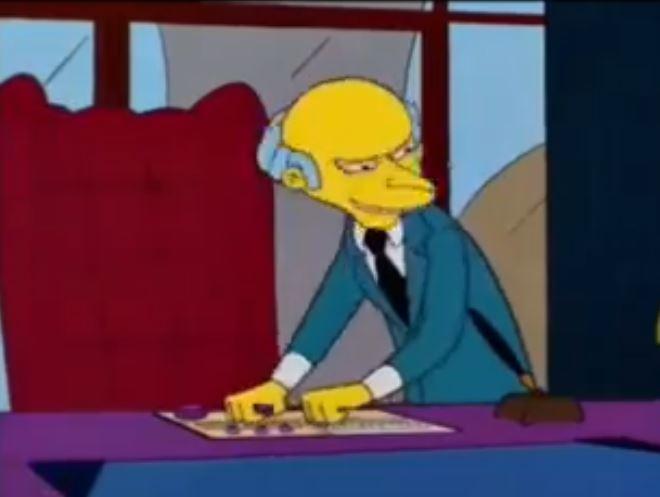 <p><strong>Simpsonların bir b&ouml;l&uuml;m&uuml;nde sahnedeki adam bir tuşa basarak g&uuml;neşi karartı.&nbsp;</strong></p>
