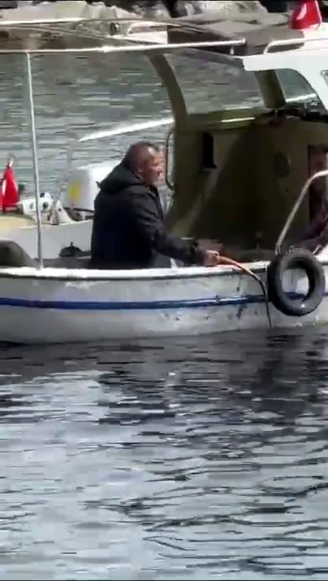 <p>TEKNESİNDEN DENİZE BOŞALTTI</p>

<p>&nbsp;</p>

<p>Avcılar, İstanbul Deniz Otob&uuml;s&uuml; (İDO) iskelesi yanında iddiaya g&ouml;re teknesinden atık boşaltan &Ouml;mer Karakaya, sahildeki bir kişi tarafından cep telefonu kamerası ile g&ouml;r&uuml;nt&uuml;lendi.</p>

<p>&nbsp;</p>
