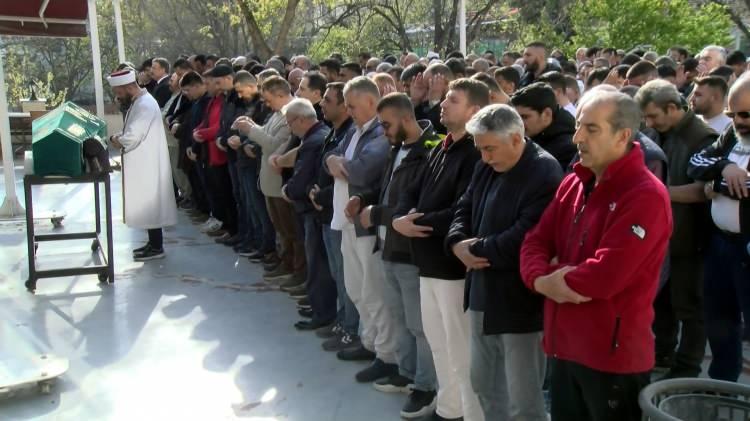 <p>Avcılar'da bir hastaneye kaldırılan ve ameliyata alınan Karakaya t&uuml;m &ccedil;abalara rağmen kurtarılamadı. Balık&ccedil;ı &Ouml;mer Karakaya'nın cenazesi yakınları ve arkadaşları tarafından Hacı Osman Ağa Camii'nde Avcılar Kaymakamı Kemal İnan'ın da katıldığı namazın ardından toprağa verildi.</p>

<p>&nbsp;</p>
