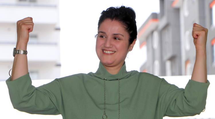 <p><strong>'KENDİSİNE BASKI YAPTIK'</strong></p>
<p>Mahalle sakini Melike Kocaman da Şeyda Ateş'in çok güler yüzlü olduğunu, cana yakınlığı ile bilindiğini belirterek, <strong>"Muhtarlık için kendisine baskı yaptık. Adaylığını koyunca kadınlar kapı kapı dolaştık ve herkesten oy istedik. Seçimden zaferle çıktık. Kendisi hem zeki hem tahsilli hem de çok iyi birisi. Güzel işler yapacağına inanıyoruz" </strong>dedi. </p>