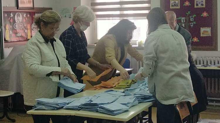 <p>Edirne’de 31 Mart’ta temizlik görevlisinin sayılmayan muhtarlık oylarını çöpe atmasının ardından seçimin yenilenmesi kararı çıktı.  </p>
