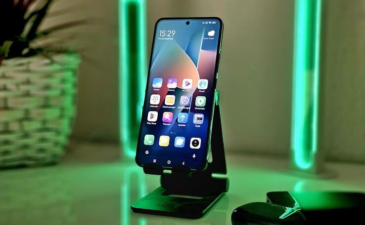 <p>Bağlantı konusunda da Xiaomi 14, Wi-Fi 7 ve Dual SIM gibi özelliklerle donatılmış durumda, böylece kullanıcılar her yerde yüksek hızda internet bağlantısının ve kesintisiz iletişimin keyfini çıkarabiliyorlar. </p>

<p> </p>

<p>Ayrıca NFC desteği, Bluetooth 5.4 ve geniş 5G bant desteği ile Xiaomi 14, hem günlük kullanım hem de geleceğe yönelik ihtiyaçlar düşünülerek tasarlanmış bir bağlantı paketi sunuyor.</p>
