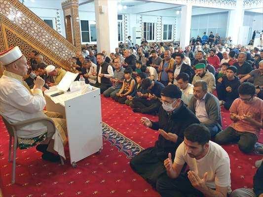<p>Osmaniye'nin Kadirli ilçesinde Kadir Gecesi dolayısıyla Cemalpaşa Mahallesi'ndeki Çiğdem Camii'nde program düzenlendi.</p>
<p> </p>