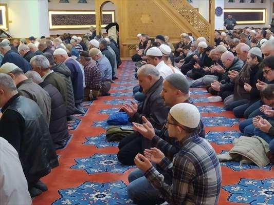 <p>Düzce'nin Akçakoca ilçesinde Selçuklu mimarisi tarzında inşa edilen sekizgen planlı Akçakoca Merkez Camisi'ndeki program, vatandaşların yoğun katılımı ile gerçekleştirildi.</p>