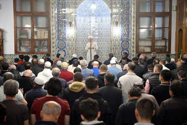 <p><strong>SAKARYA</strong></p>

<p>Sakarya'da Orhan Gazi Camii'nde vatandaşlar, Kadir Gecesi dolayısıyla düzenlenen programlara katıldı.</p>
