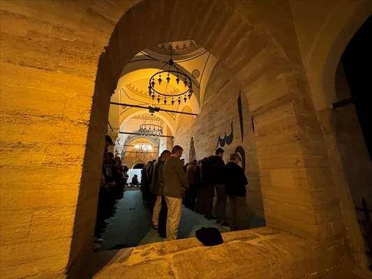 <p>Camileri dolduran cemaat, namaz kılıp dua etti.</p>
