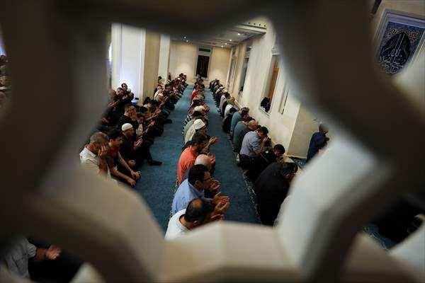 <p><strong>İZMİR</strong></p>

<p>İzmir'de kent genelindeki camilerde, Kur'an-ı Kerim'de "bin aydan daha hayırlı" olduğu bildirilen Kadir Gecesi dolayısıyla programlar düzenlendi.</p>
