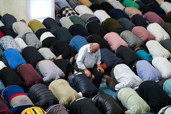 <p>Bornova ilçesindeki Bilal Saygılı Camii'nde Kur'an-ı Kerim okundu ve dua edildi.</p>
