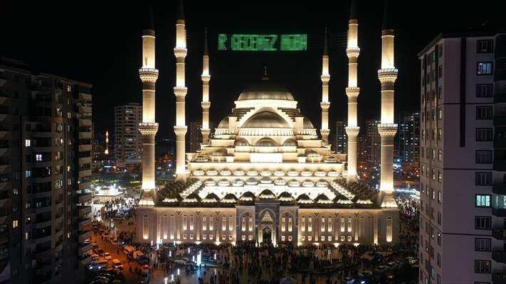 <p><strong>GAZİANTEP</strong></p>

<p>Gaziantep'te Kadir Gecesi dolayısıyla Şahinbey Millet Camisinde program düzenlendi.</p>
