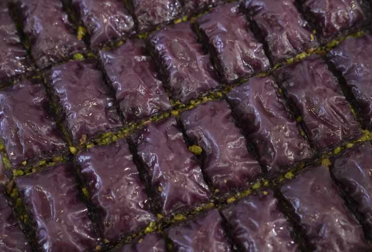 <p>Türk Standardları Enstitüsü (TSE) daha önce belirlediği baklavanın standardında değişikliğe giderek şeker oranını yüzde 35-45'ten yüzde 30-42'ye indirdi.</p>