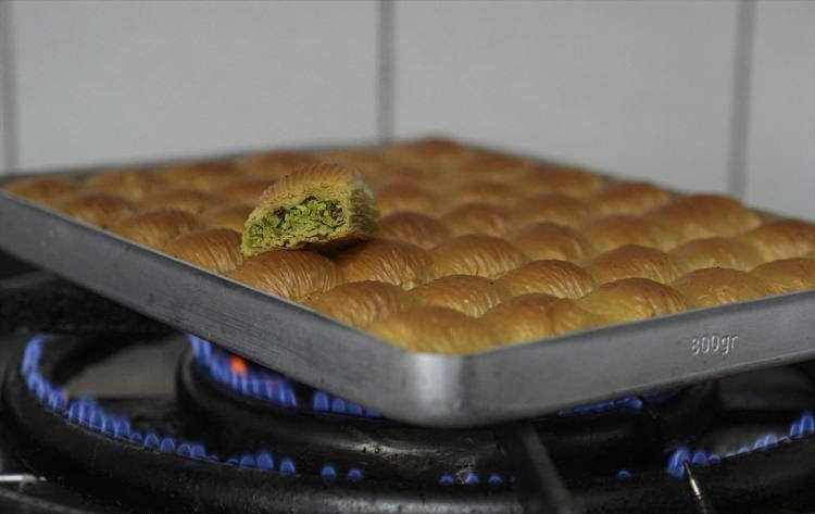 <p>TSE'nin daha önce belirlediği baklava standardında yaş baklavadaki şeker oranı yüzde 35-45 olarak belirlenmişti.</p>
<p> </p>