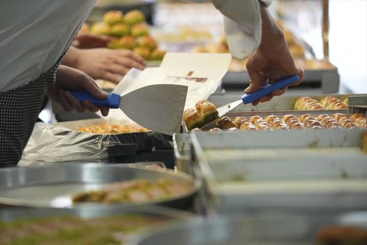 <p>Baklava şerbet ekleme oranına ve kaymak eklenip eklenmemesine göre, yaş baklava, kuru baklava olmak üzere iki tip olarak belirlendi.</p>

<p> </p>
